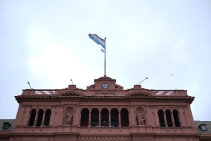 FOTO DE ARCHIVO: Una bandera argentina flamea sobre el palacio presidencial Casa Rosada en Buenos Aires, Argentina 29 octubre, 2019. REUTERS/Carlos Garcia Rawlins