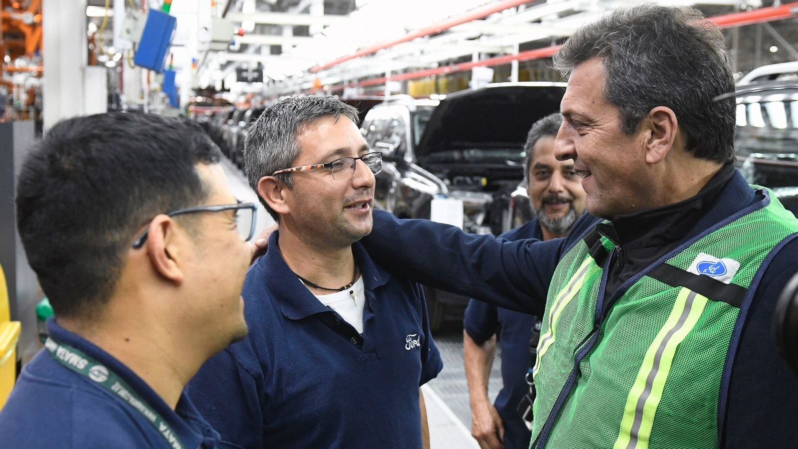 Sergio Massa, con trabajadores en su visita a la planta de Ford Argentina