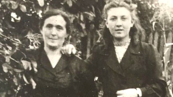 Etcia y Mania, poco después de la Segunda Guerra Mundial. Viuda, la madre fue una leona que debió soportar en soledad la supervivencia de sus tres hijos