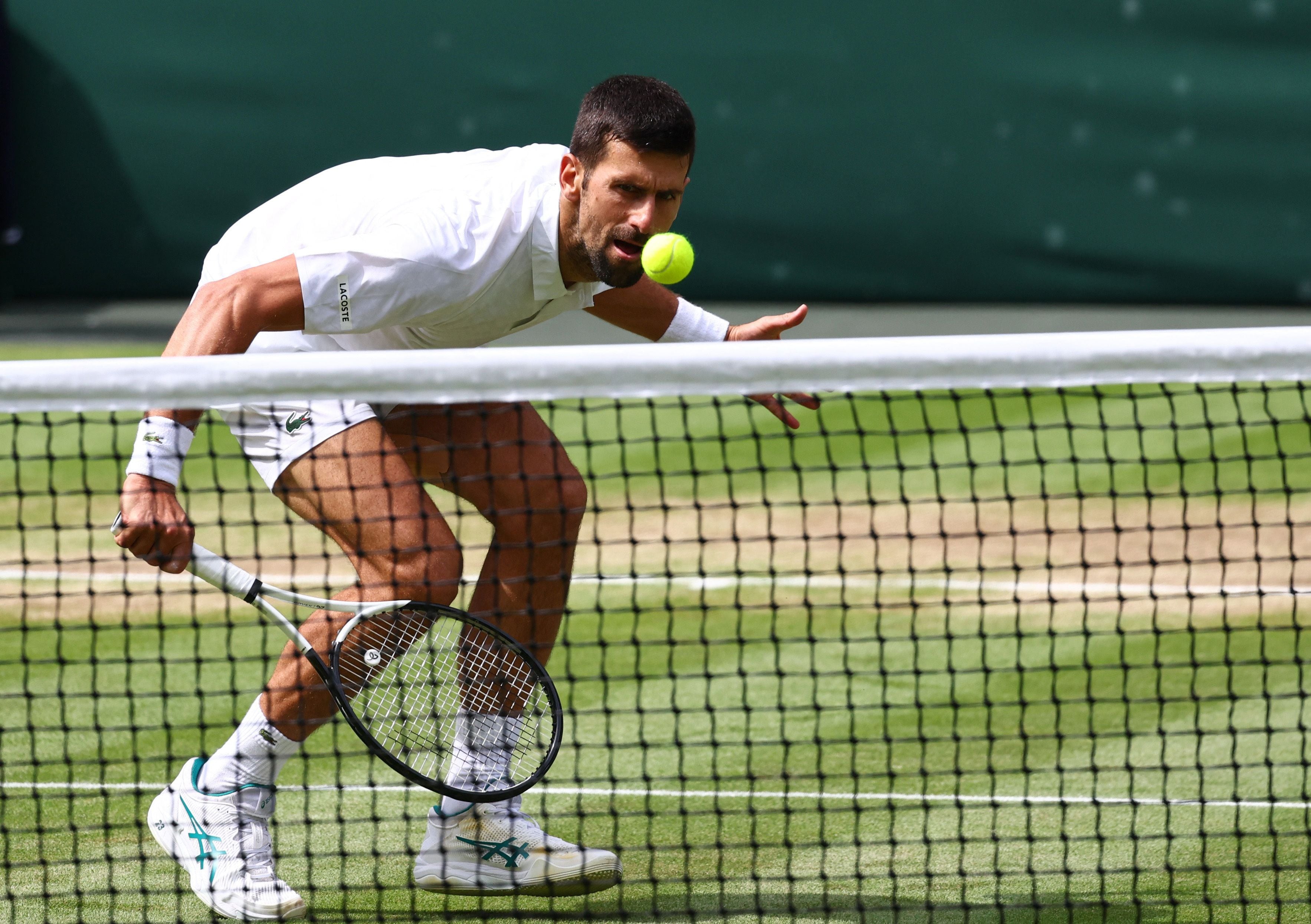 Djokovic, junto a la red en la final de Wimbledon (REUTERS/Toby Melville)