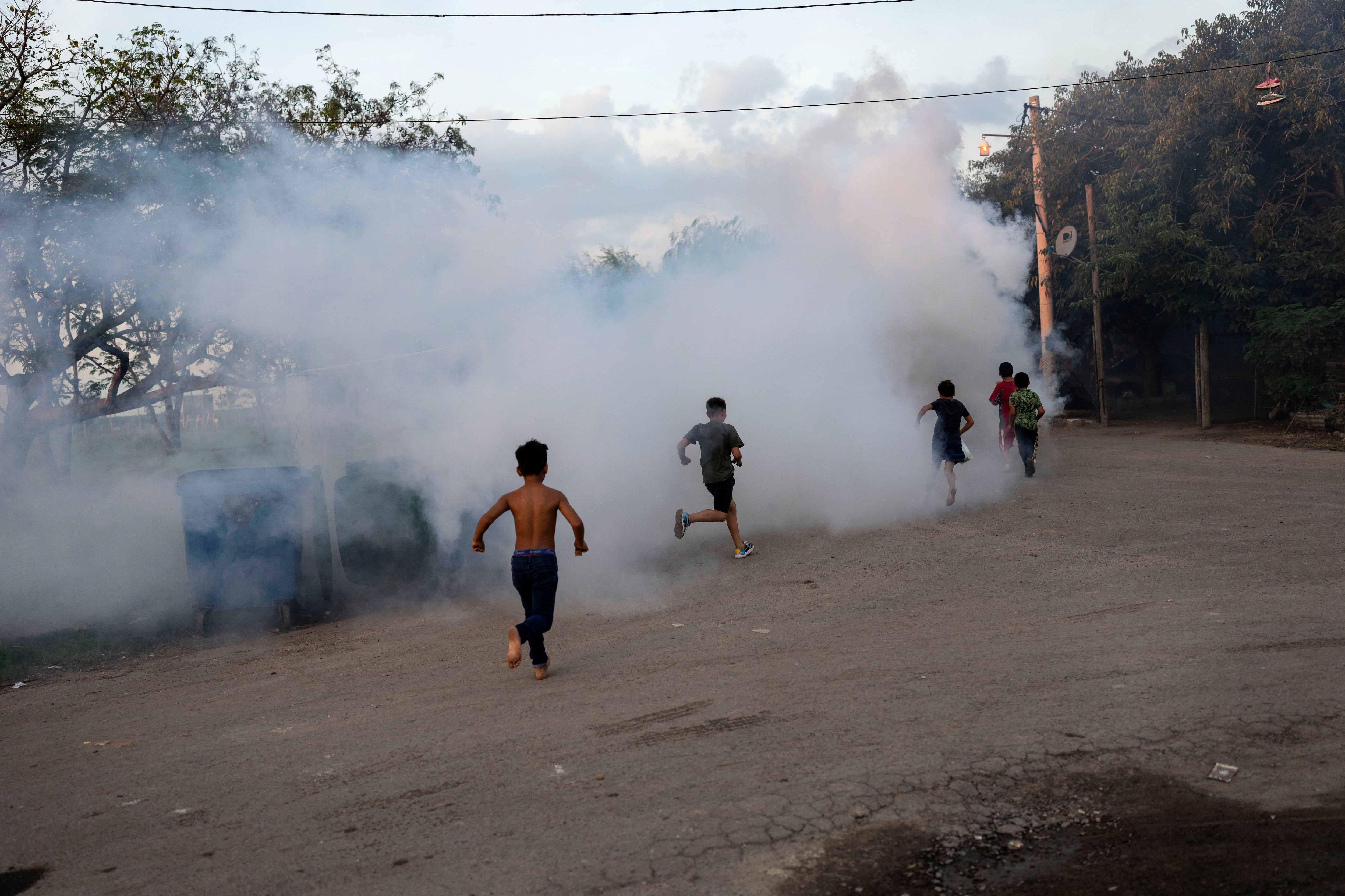 Algunos distritos optan por fumigar para combatir el avance del dengue (AP Foto/Rodrigo Abd)