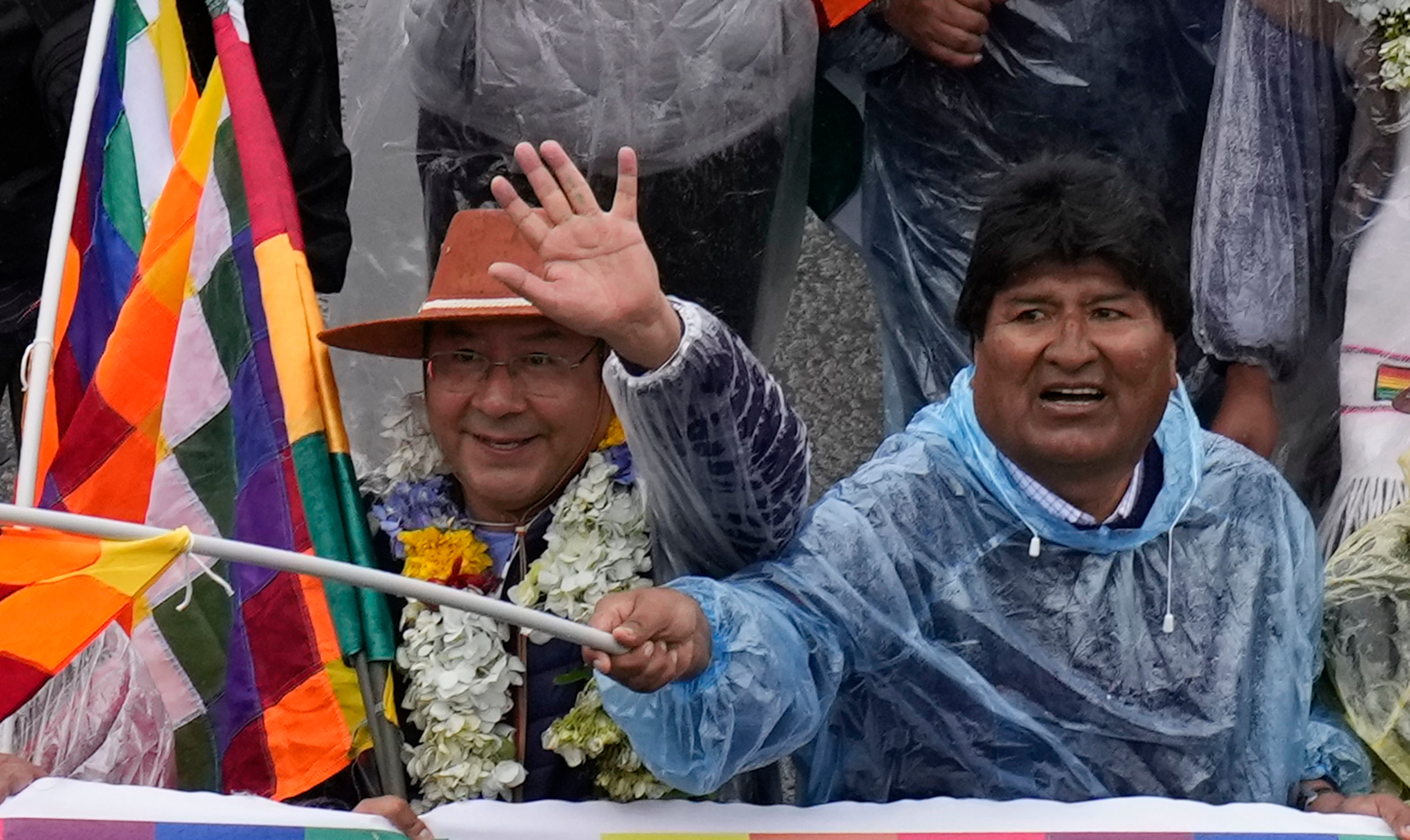 El presidente boliviano, Luis Arce, a la izquierda, camina con el exmandatario Evo Morales en una marcha en El Alto, Bolivia, el 29 de noviembre de 2021 (AP Foto/Juan Karita, Archivo)