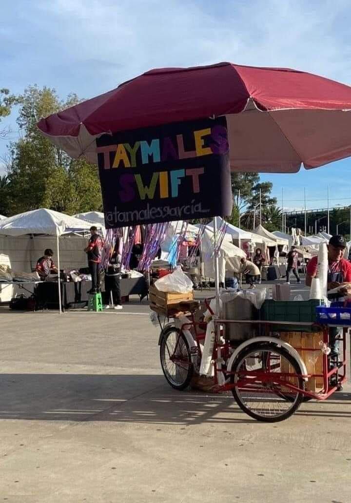 Los Tamales García ofrecen los "Taymales Swift" en las inmediaciones del Foro Sol antes del concierto de Taylor Swift