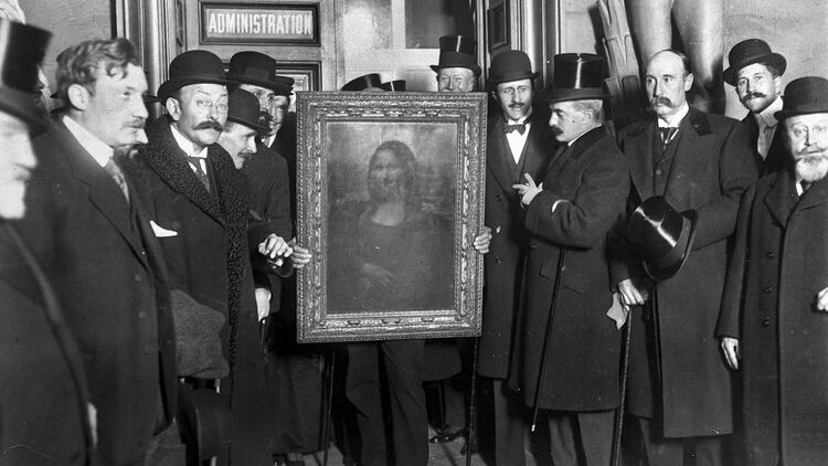 En Paris, luego de haber recuperado la obra maestra, los franceses la exhiben en la entrada del Louvre