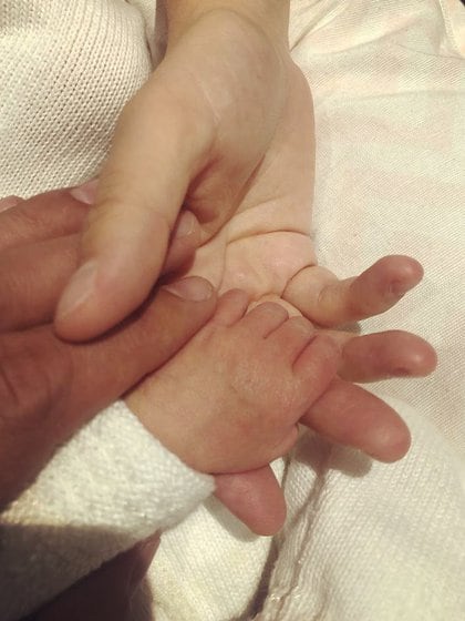 Padres toman de la mano de María Paula, la primogénita Dulce primogénita (Foto: Instagram uldulcemaria)