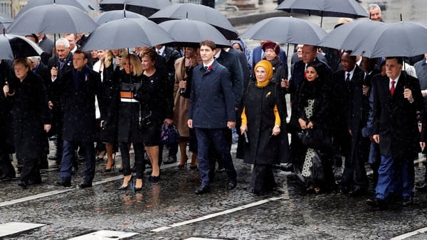 Donald Trump y Vladimir Putin decidieron asistir por separado al evento en París y quedaron fuera de la foto grupal de los mandatarios bajo la lluvia, caminando al Arco del Triunfo (Reuters)