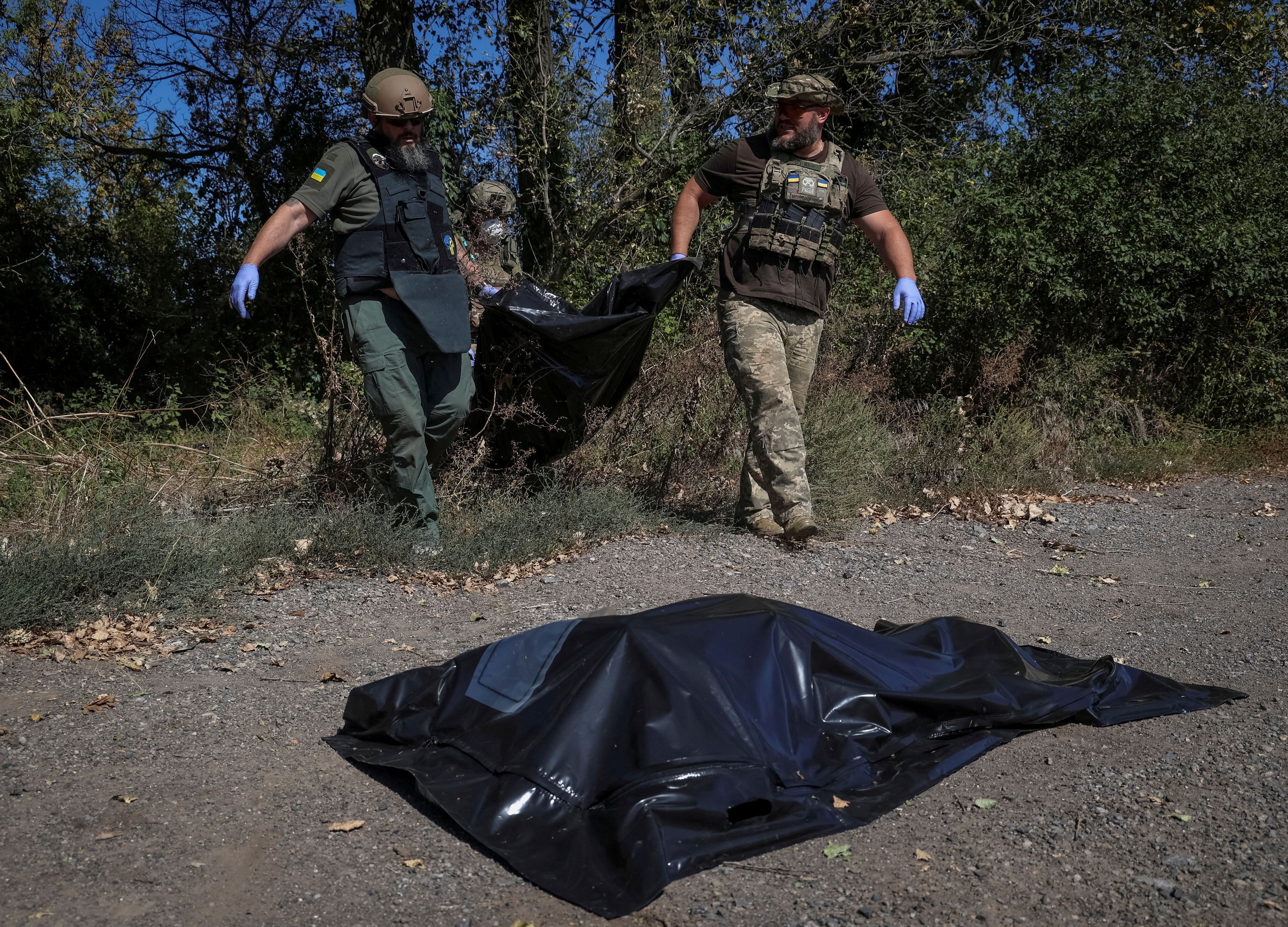 Bolsas mortuorias con los cuerpos de los soldados rusos (Reuters)