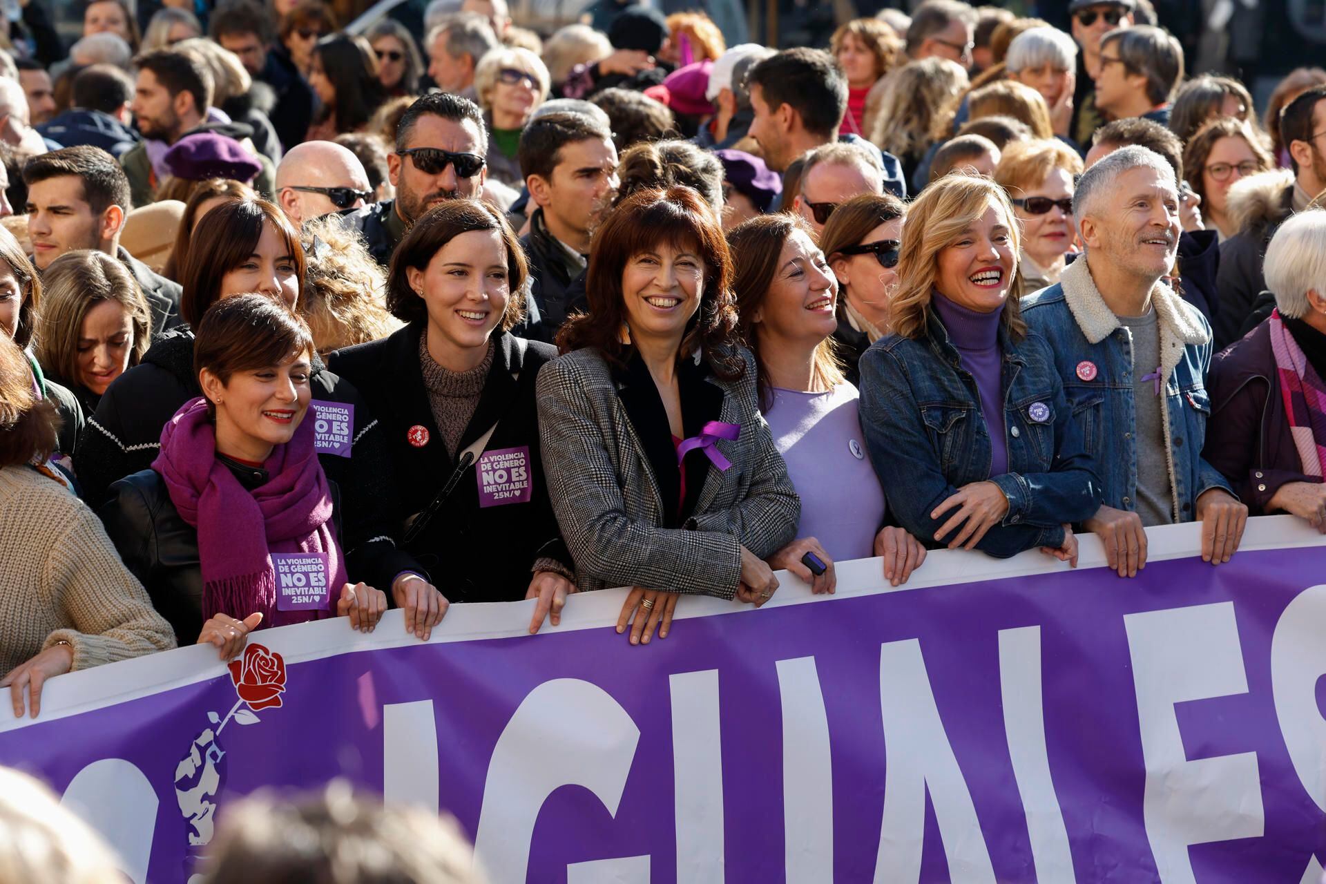 Las ministras del PSOE en la manifestación del 25N en Madrid. (EFE/Juan Carlos Hidalgo)