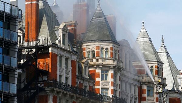 Casi 120 bomberos, distribuidos en 20 camiones fueron hasta el hotel (Reuters)