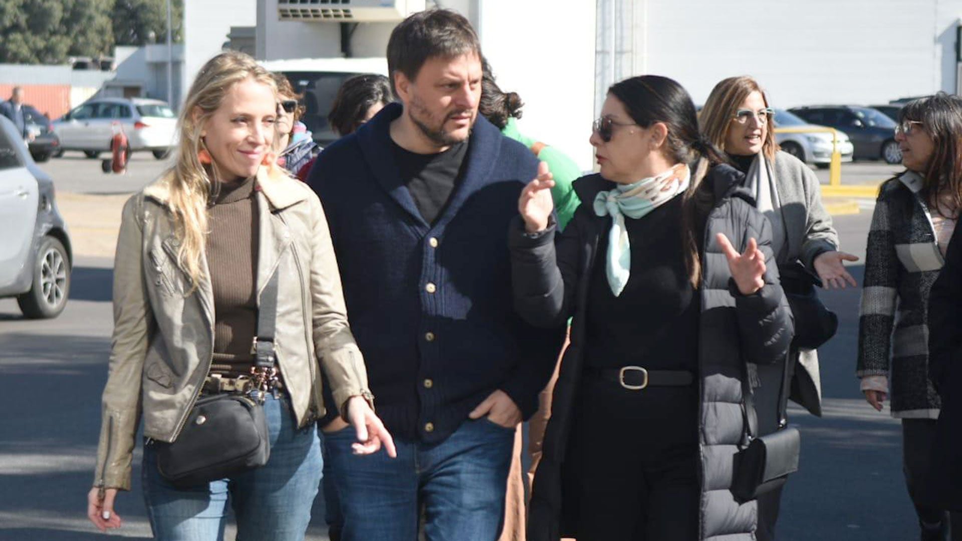 Bárbara Rossen (izquierda), en una caminata con Leandro Santoro junto al colectivo de arquitectas que integra 