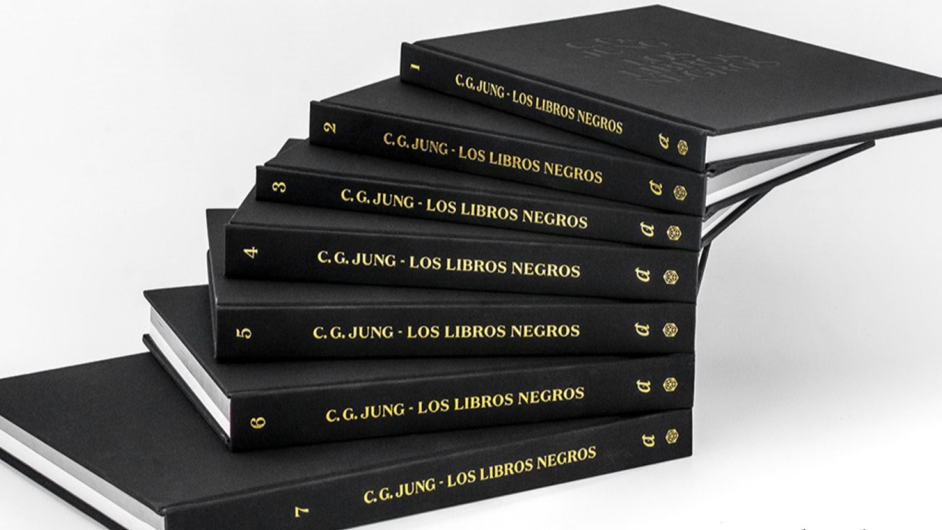 'Los libros negros' registran las experiencias iniciales que completan 'El libro rojo' (Alejandro Guyot)