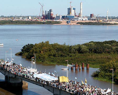 Las movilización de Gualeguaychú contra la instalación de la papelera Botnia generó un conflicto diplomático internacional   