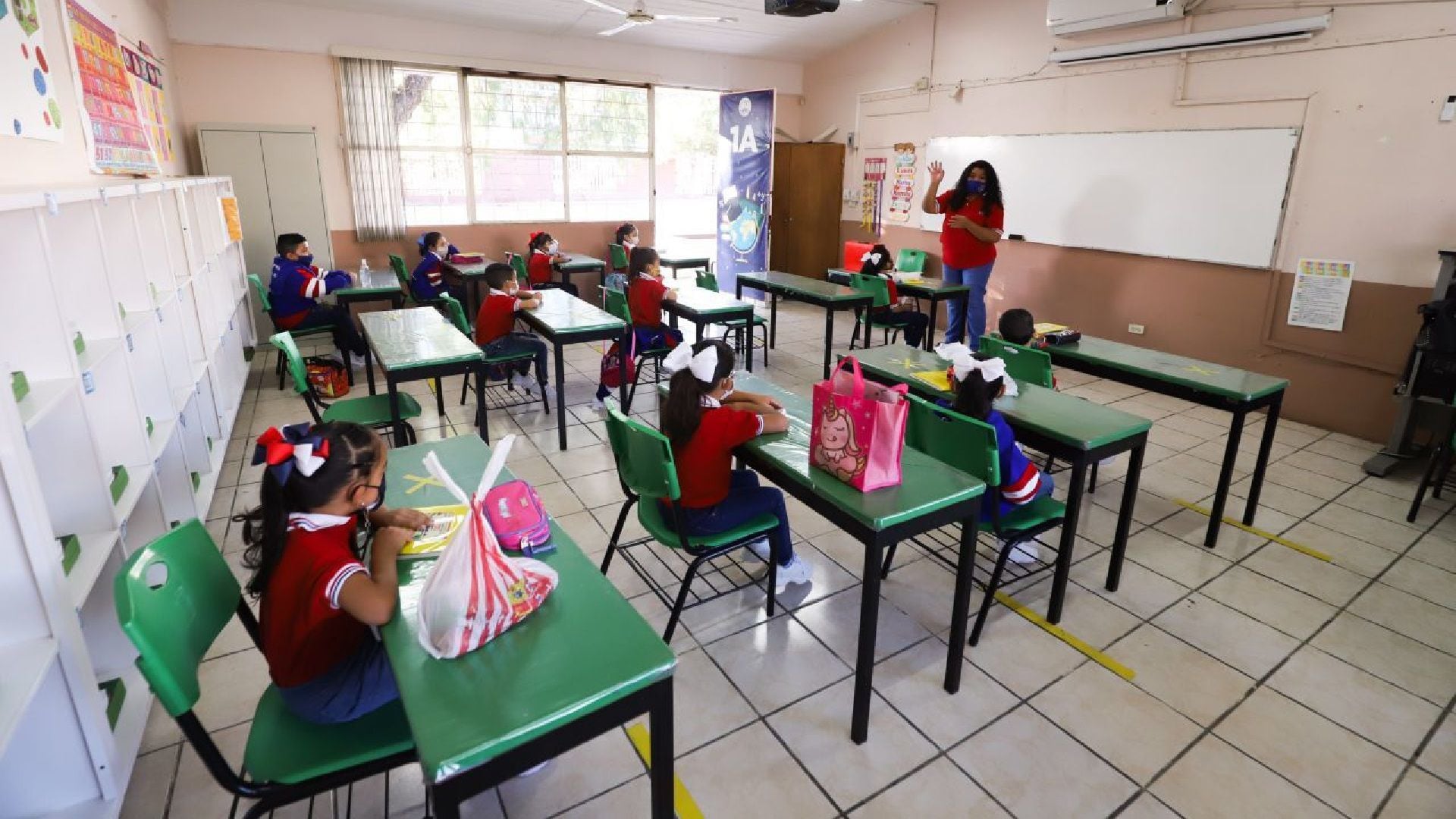 SALTILLO, COAHUILA. 23AGOSTO2021.- Al rededor de 191 escuelas de diferentes niveles educativos en todo el estado de Coahuila, regresaron a clases presenciales el día de hoy después de tener un año de clases virtuales. FOTO: Alejandro Rodríguez/CUARTOSCURO.COM