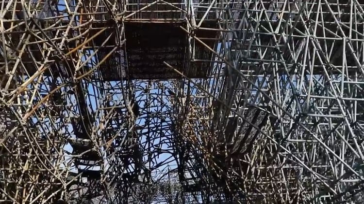 La estructura de 300 toneladas de metal y madera, que todavía corre riesgo de desplome