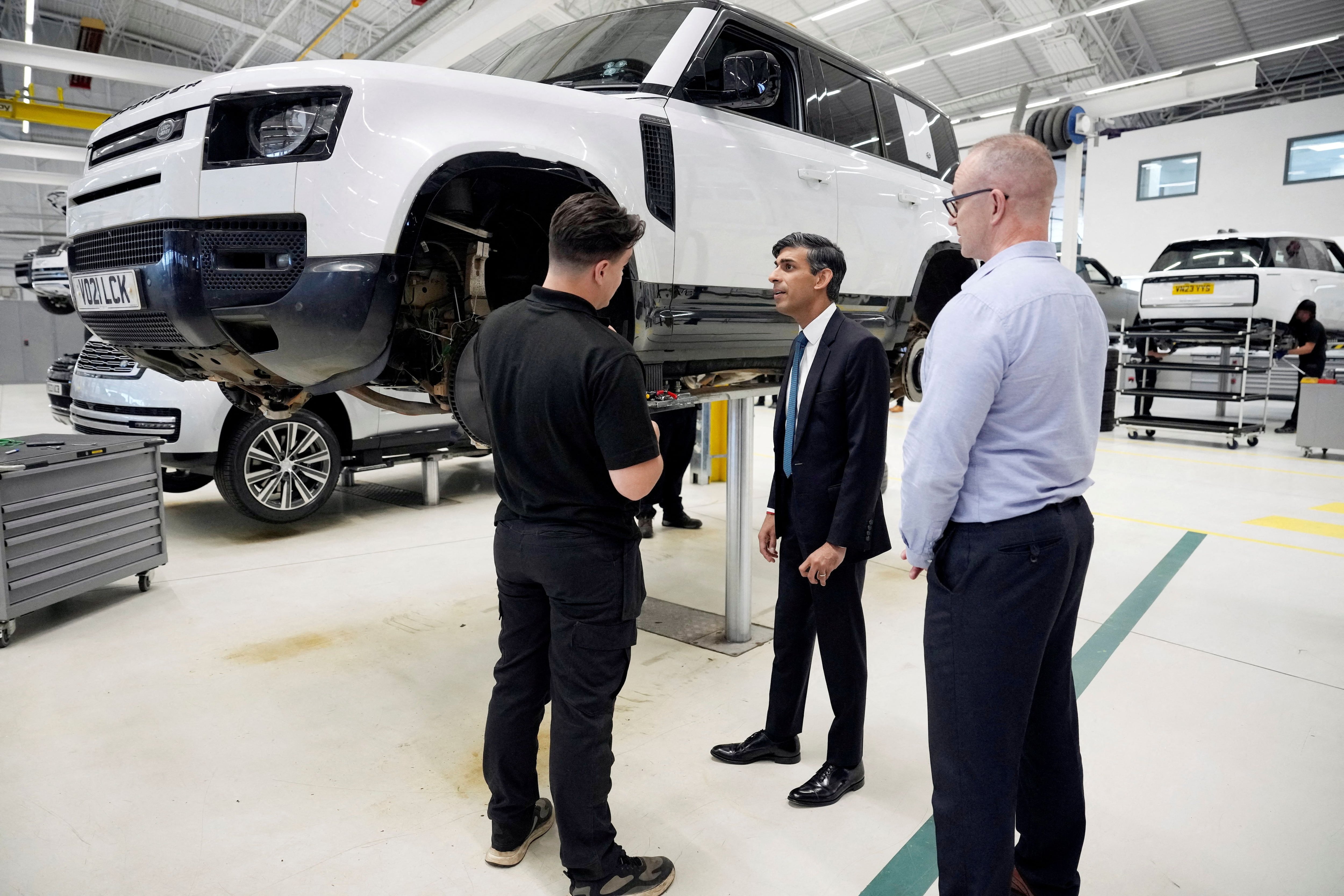 El primer ministro británico, Rishi Sunak, visita Land Rover para un anuncio sobre una nueva fábrica de baterías para coches eléctricos (Christopher Furlong/REUTERS)