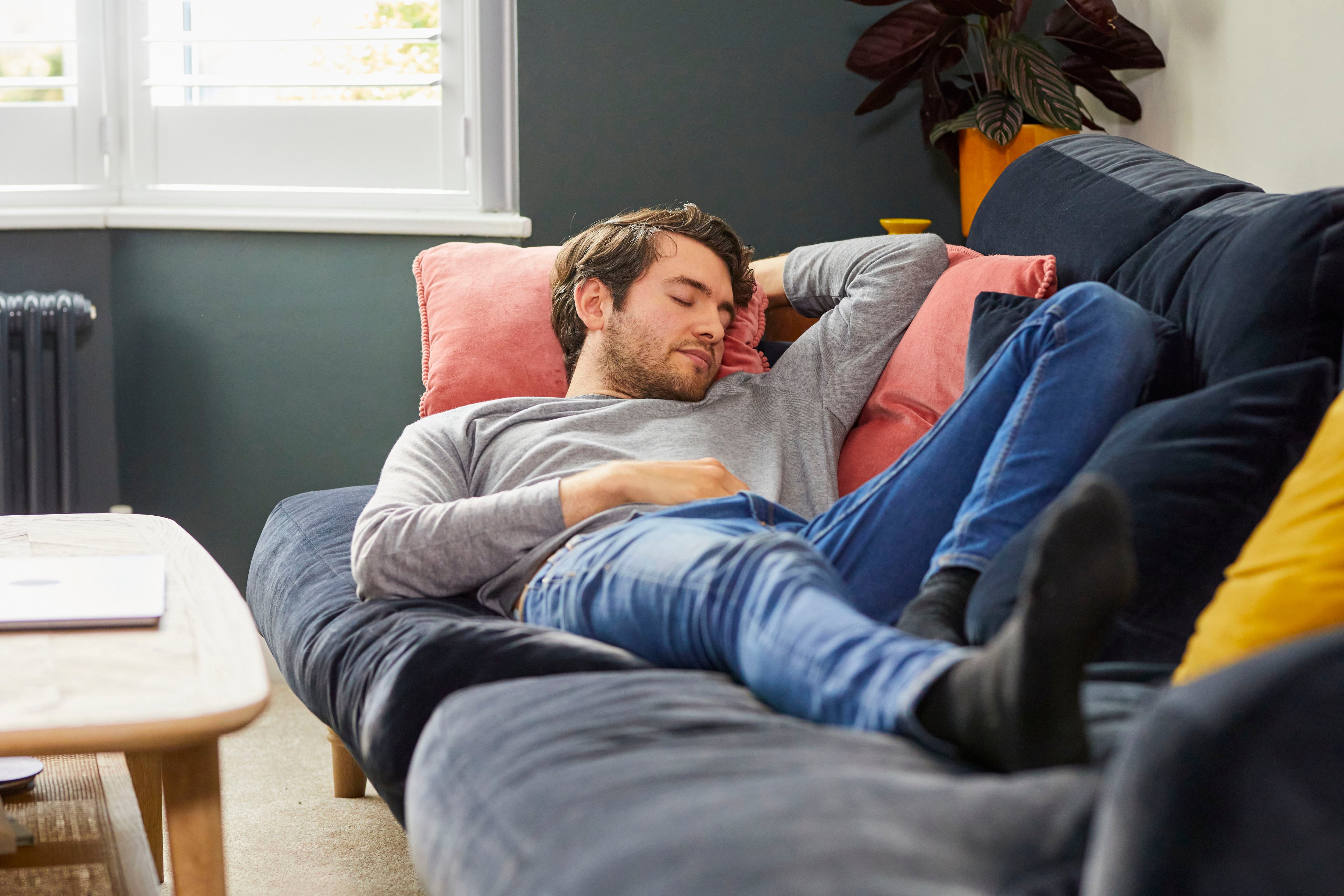 La siesta además de reducir los niveles de estrés durante el día, fortalece el sistema inmune y cardiovascular (Getty)