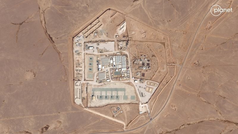 Vista por satélite del puesto militar estadounidense conocido como Torre 22, en Rukban, distrito de Ruaished, Jordania (Planet Labs PBC/Handout vía REUTERS)