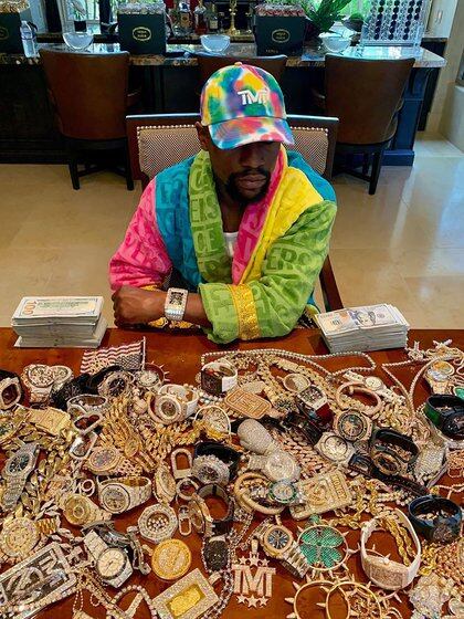 Una escena habitual en la vida de Floyd, mostrando sus valiosas joyas (Foto: @floydmayweather)
