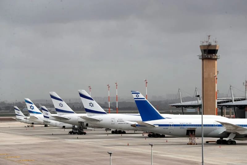 FOTO ARCHIVO: Aviones de El Al Israel Airlines en la pista del aeropuerto internacional Ben Gurion en Lod, cerca de Tel Aviv, Israel 10 de marzo de 2020. REUTERS/Ronen Zvulun/Foto de archivo