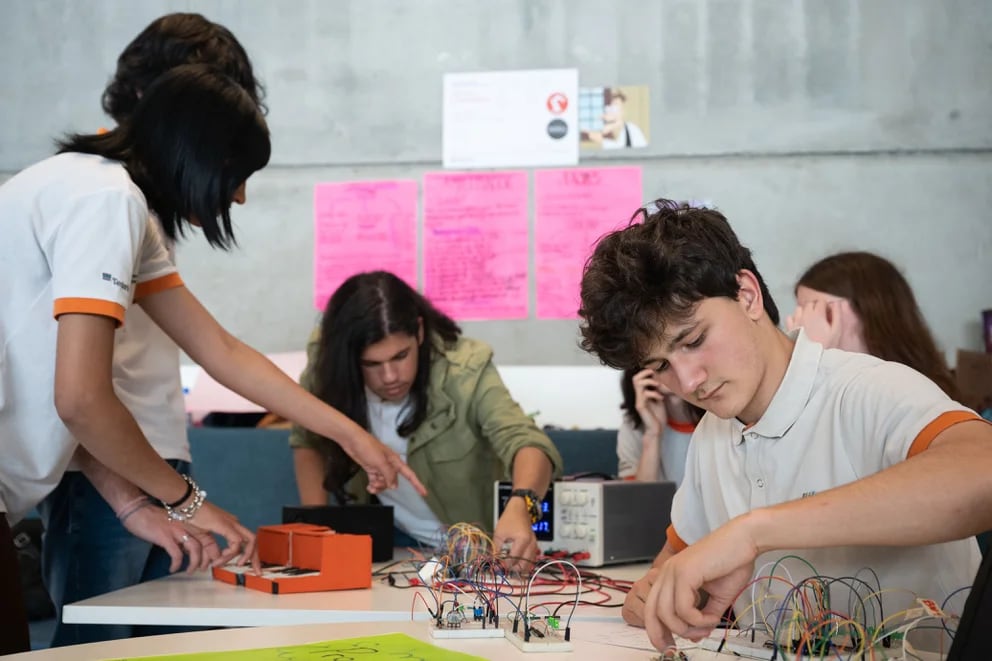 El 85% de los jóvenes quiere seguir estudiando al terminar la escuela, pero solo la mitad lo hace