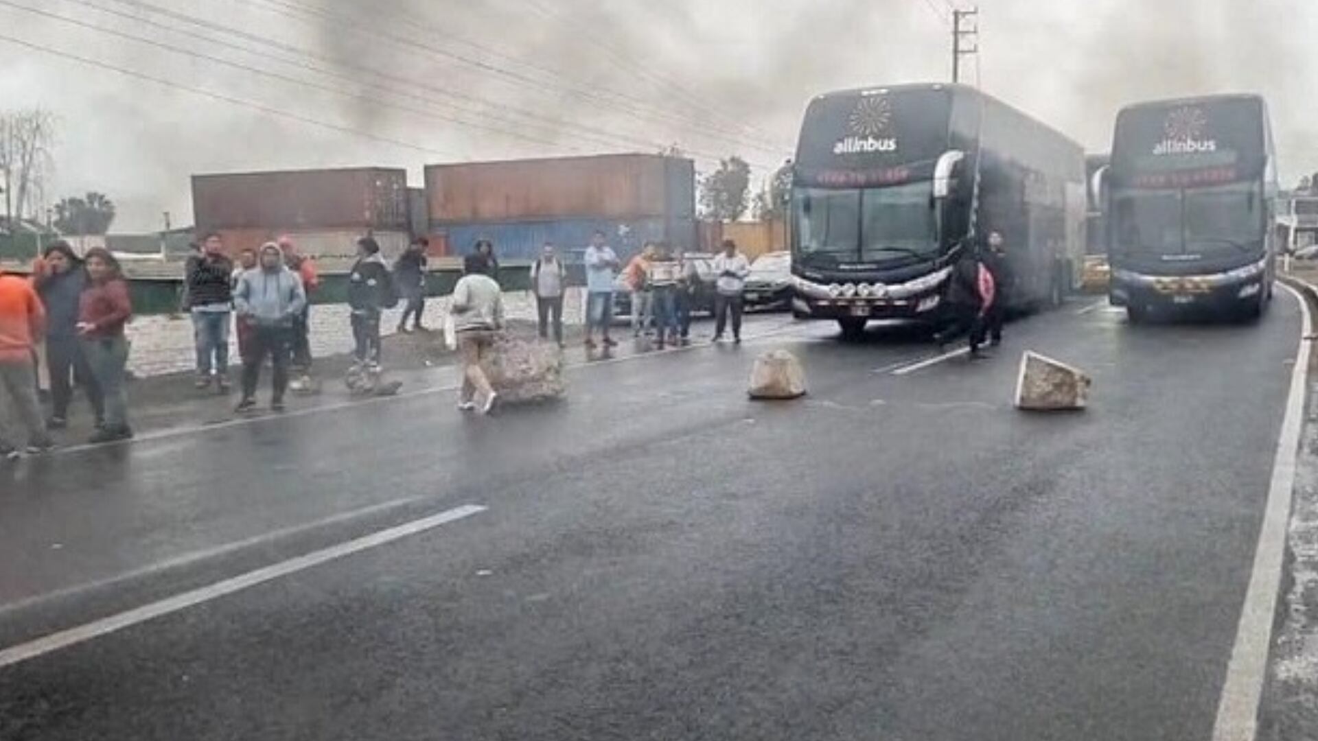 Los protestantes bloquearon la carretera utilizando piedras grandes. Algunos de ellos, quemaron madera y basura en la vía. (Movimiento Ecologista del Perú)