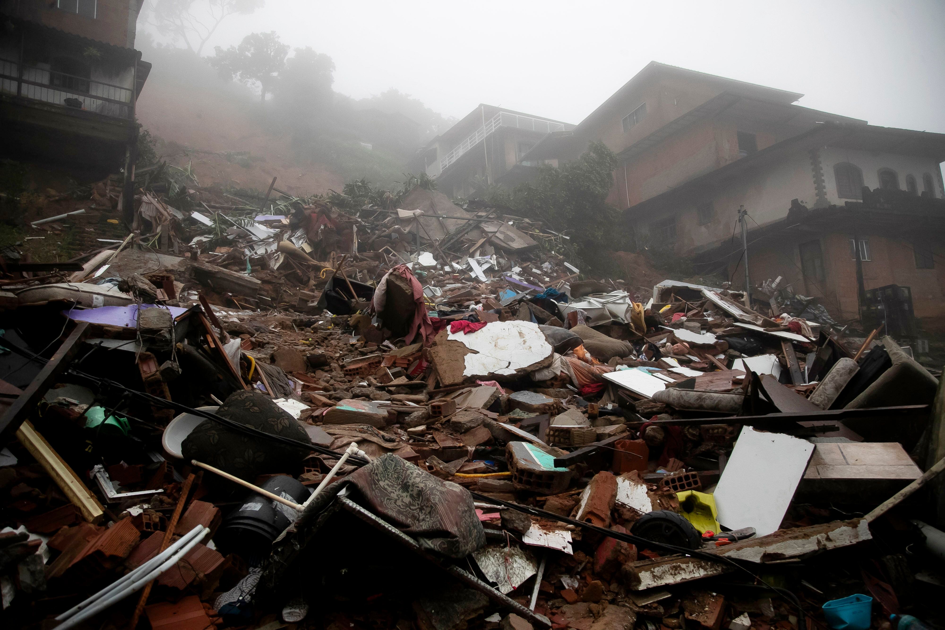 Las fuertes lluvias se produjeron por la llegada de un frente frío tras una ola de calor extremo (AP/Bruna Prado) 