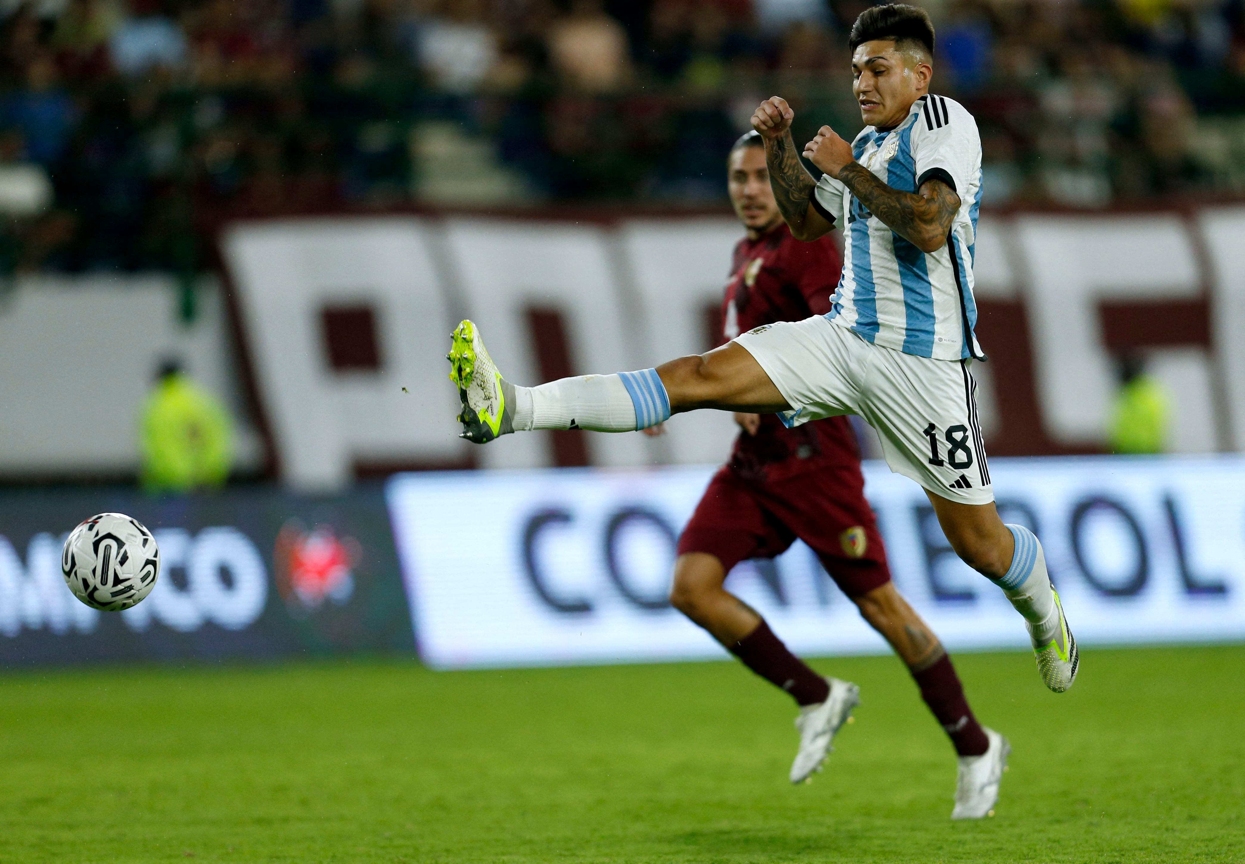 Santiago Castro ante la marca de Andrés Ferro. El ex Vélez tuvo algunas ocasiones de gol (REUTERS/Leonardo Fernández Viloria)