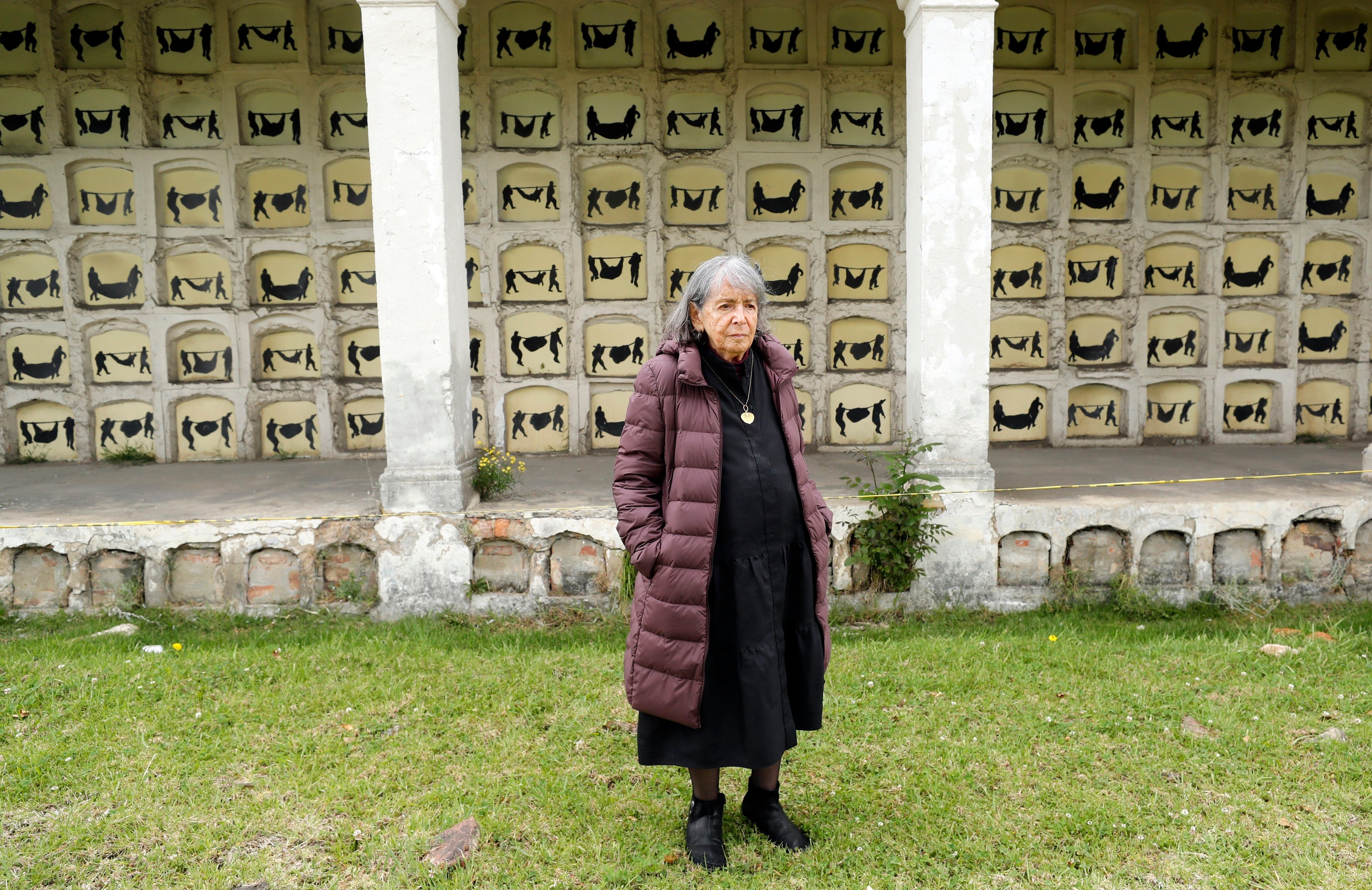 La artista colombiana Beatriz González posa con la obra "Auras Anónimas" de fondo en entrevista con EFE, el 5 de octubre de 2021, en el cementerio Central en Bogotá (Colombia). EFE/Mauricio Dueñas Castañeda 