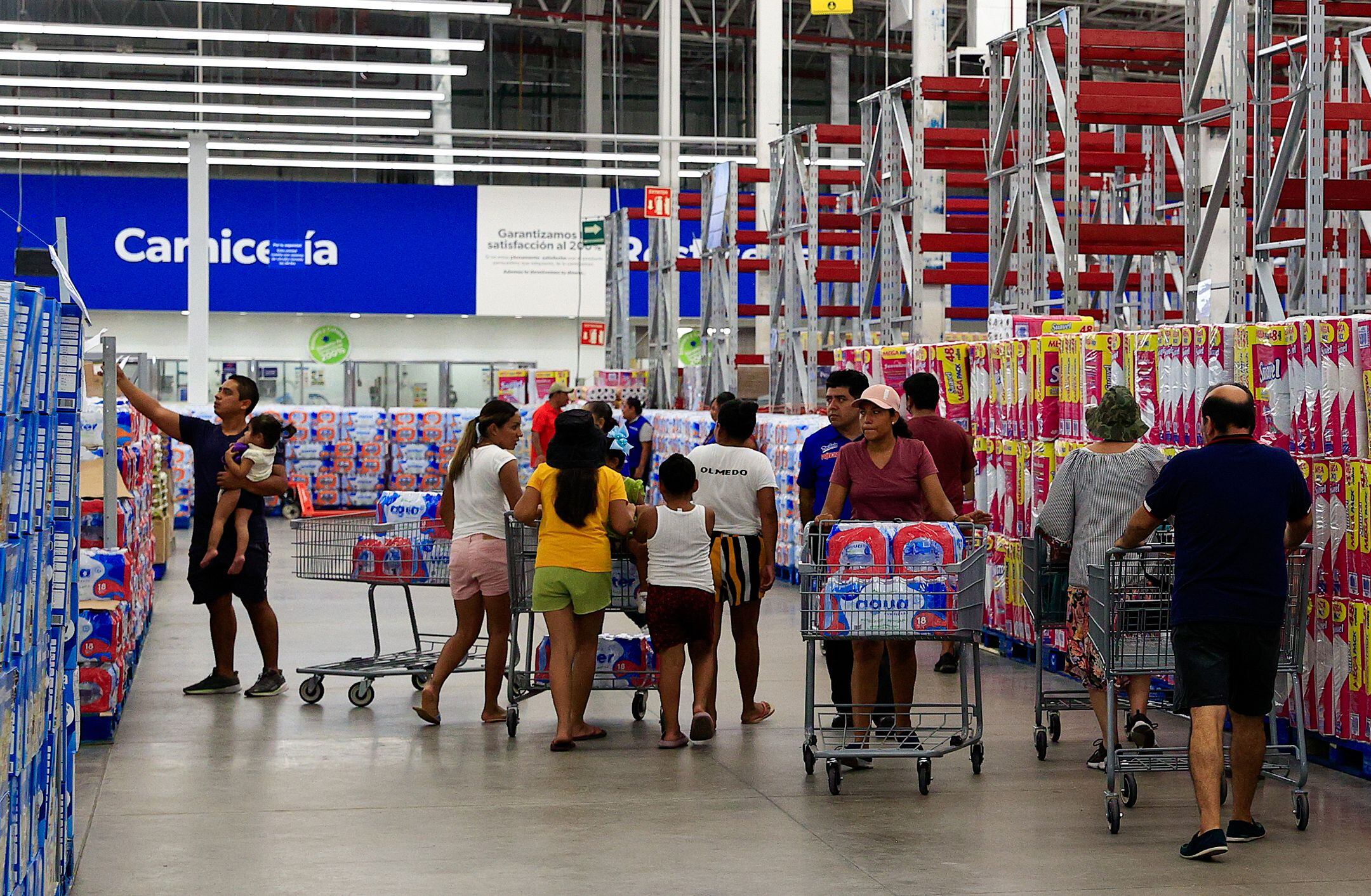 Personas adquieren productos en la reapertura de una tienda de autoservicio hoy, tras el paso del huracán Otis en el balneario de Acapulco (México). EFE/David Guzmán 