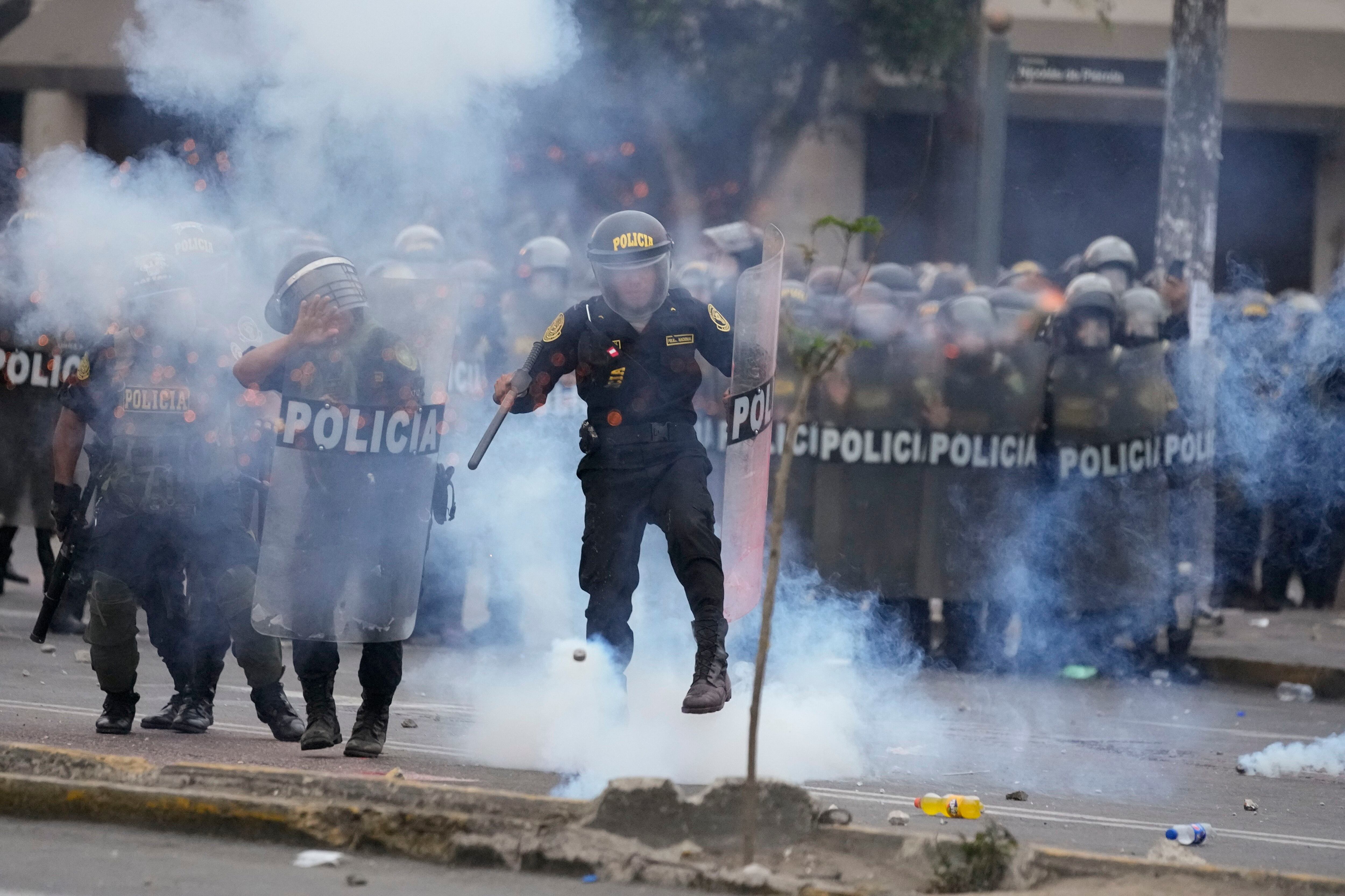 Durante protestas de diciembre 2022 y enero 2023 policías y militares dispararon directamente contra el cuerpo de manifestantes a pesar de que protocolos vigentes lo prohíben. (AP Foto/Guadalupe Pardo)