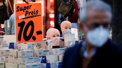 Mascarillas en venta en Berlín. REUTERS/Fabrizio Bensch/File Photo