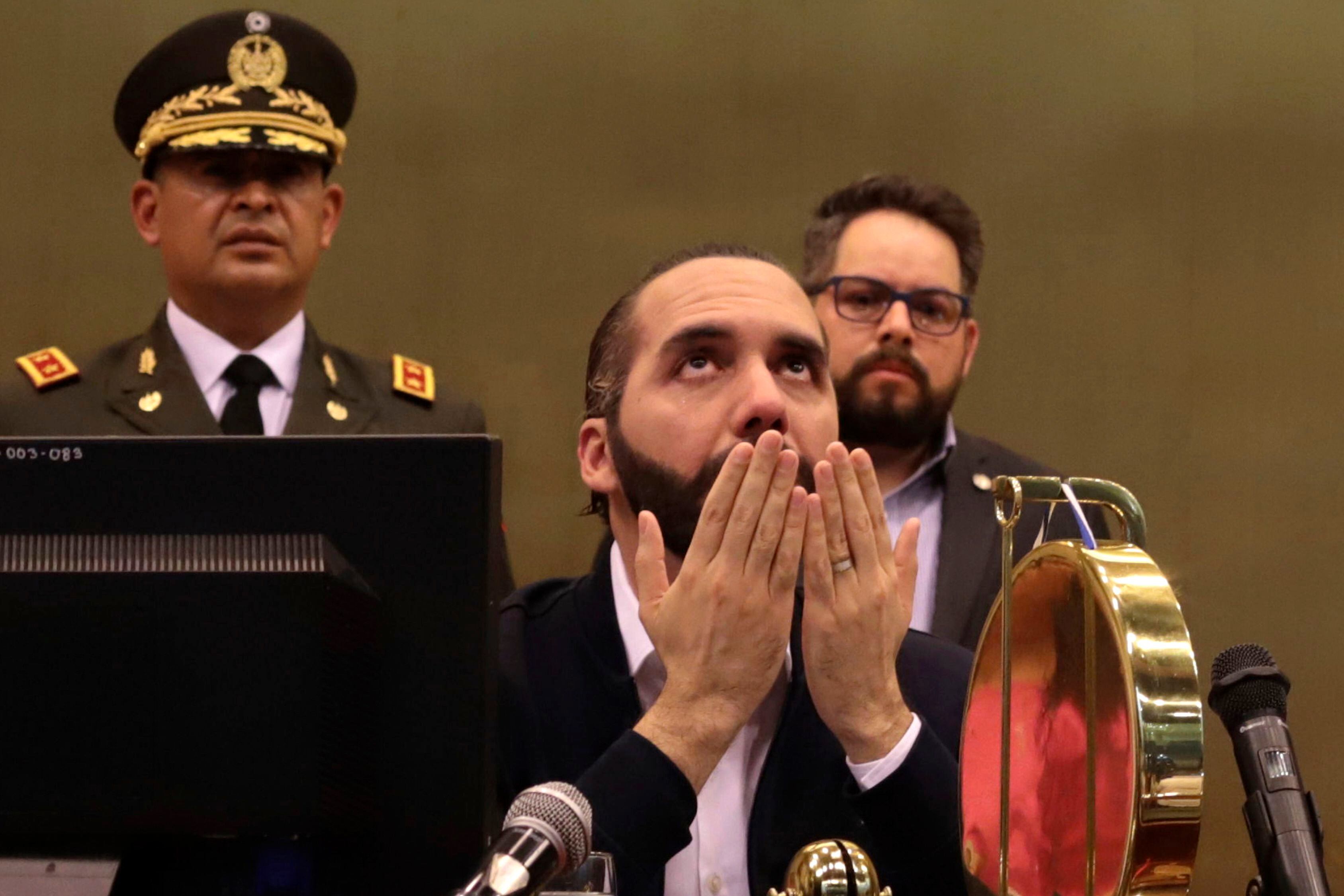 ARCHIVO - El presidente de El Salvador, Nayib Bukele, ofrece una oración en el Congreso en San Salvador, El Salvador, el 9 de febrero de 2020, cuando irrumpió acompañado de policías y soldados. (Foto AP/Salvador Meléndez, Archivo)