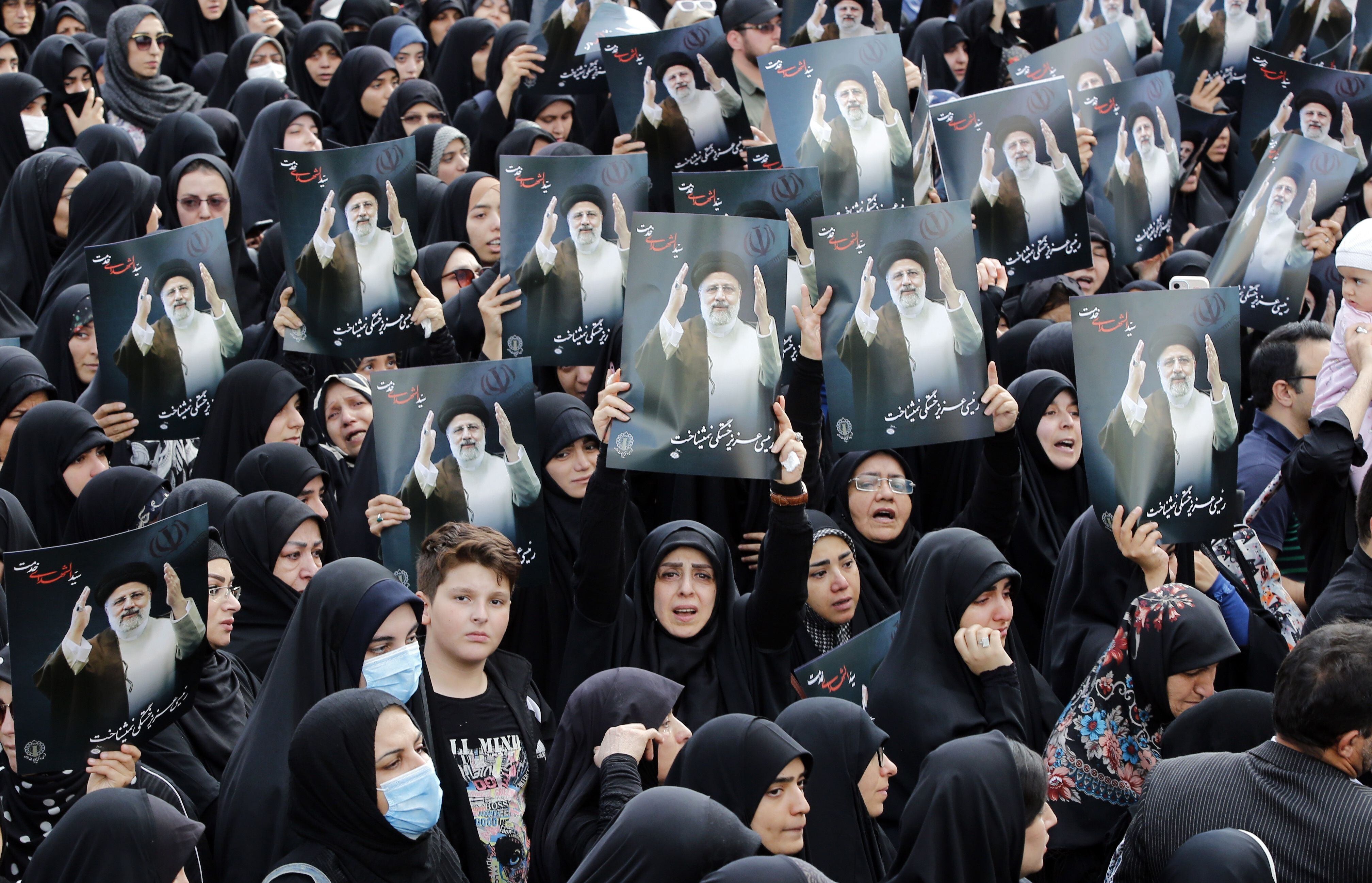 Miles de personas se echaron a las calles de Tabriz para ver pasar al camión que transporta los ataúdes (EFE/ Abedin Taherkenareh) 