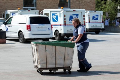 Una trabajadora del servicio postal de EEUU en Royal Oak, Michigan REUTERS/Rebecca Cook//File Photo