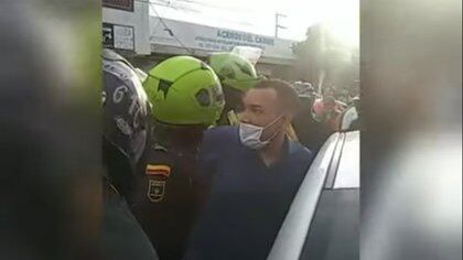 Video: Mujer falsifica robo de auto y usa a la policía para atrapar a su esposo infiel