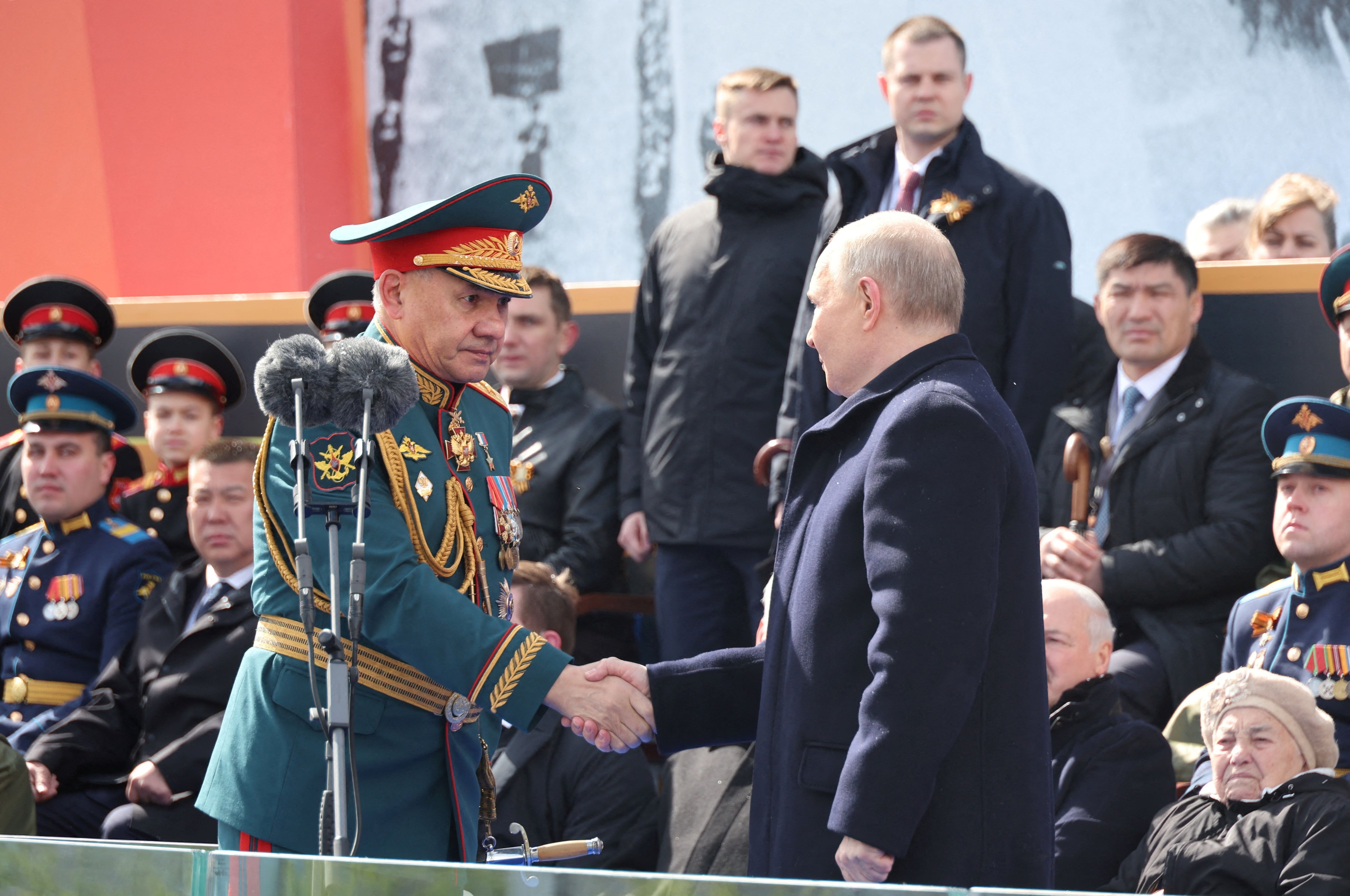 El presidente ruso Vladimir Putin y el ministro de Defensa Sergei Shoigu asisten a un desfile militar el Día de la Victoria, que marca el 79º aniversario de la victoria sobre la Alemania nazi en la Segunda Guerra Mundial, en la Plaza Roja de Moscú, el 9 de mayo de 2024 (Sputnik /Mijaíl Klimentiev/Kremlin)