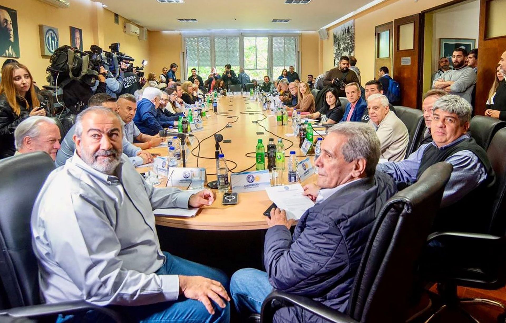 Héctor Daer, Carlos Acuña y Pablo Moyano, con el Consejo Directivo de la CGT