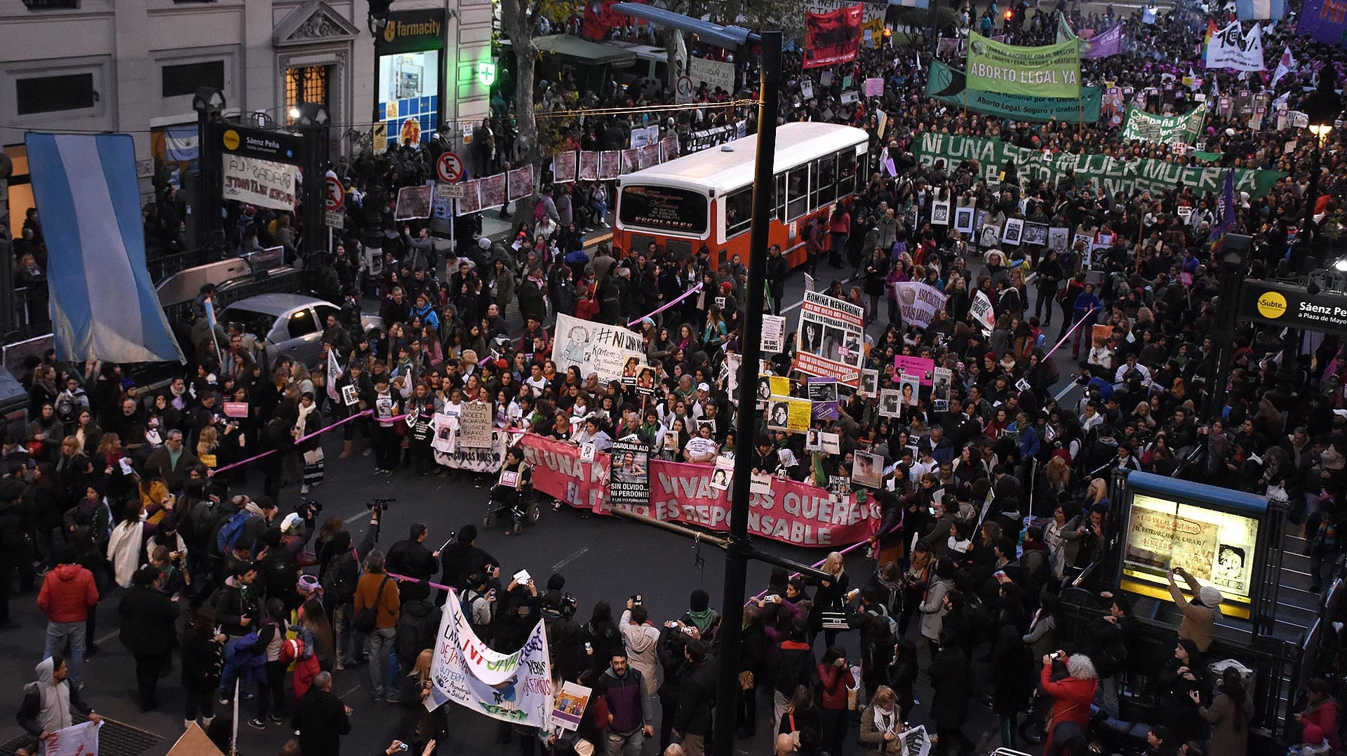 La marcha avanzó en bloques, conformados por familiares de víctimas, integrantes del colectivo Ni Una Menos, sindicatos, agrupaciones y partidos políticos (Nicolás Stulberg)