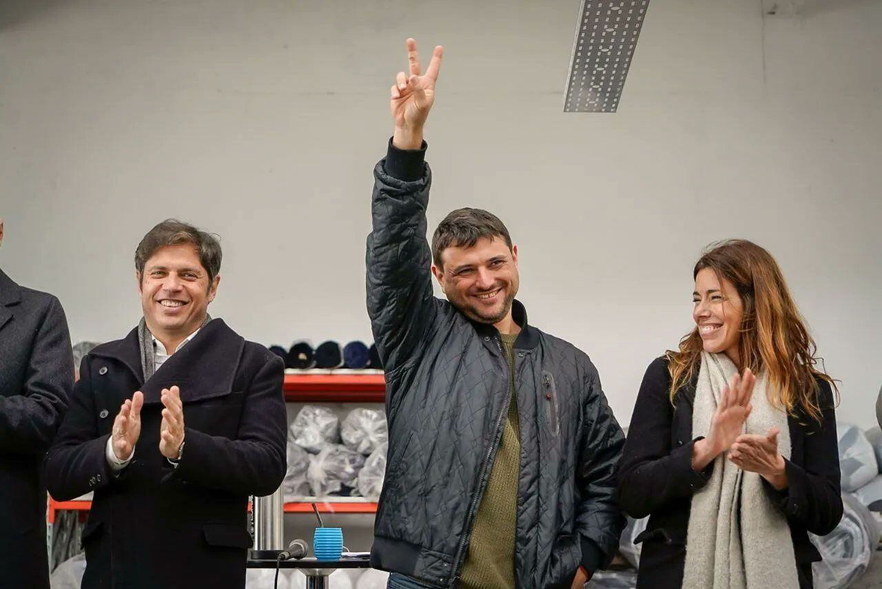 Grabois de campaña junto a su compañera de fórmula, Paula Abal Medina y el gobernador Axel Kicillof