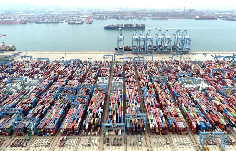 FOTO DE ARCHIVO: Vista aérea de contenedores y cargueros en el puerto Qingdao en la provincia de Shandong, China (REUTERS/File Photo)