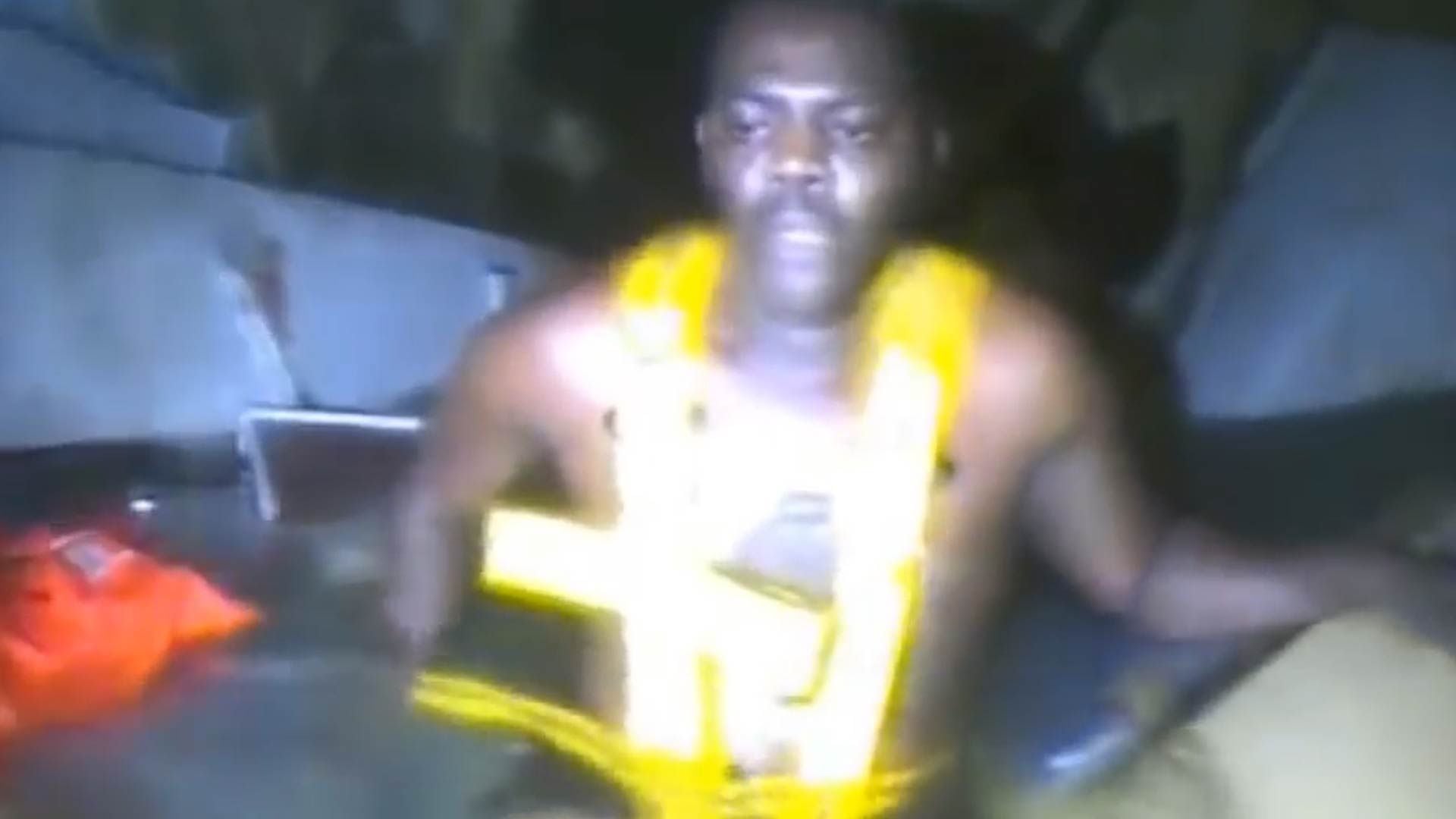 La madrugada del domingo 26 de 2013, el hombre viajaba en el AHT Jascon-4, un remolcador de buques tanque de petróleo de la multinacional Chevron sobre el delta del Níger, a 30 kilómetros de la costa nigeriana