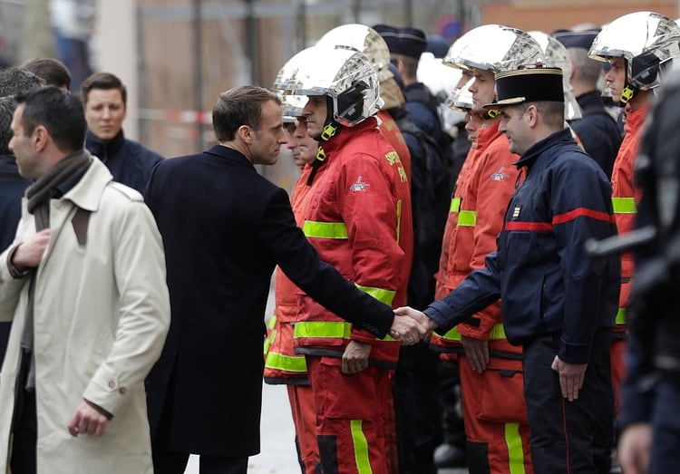 Emmanuel Macron volvió a Francia y recorrió a pie la zona de los disturbios (AFP)