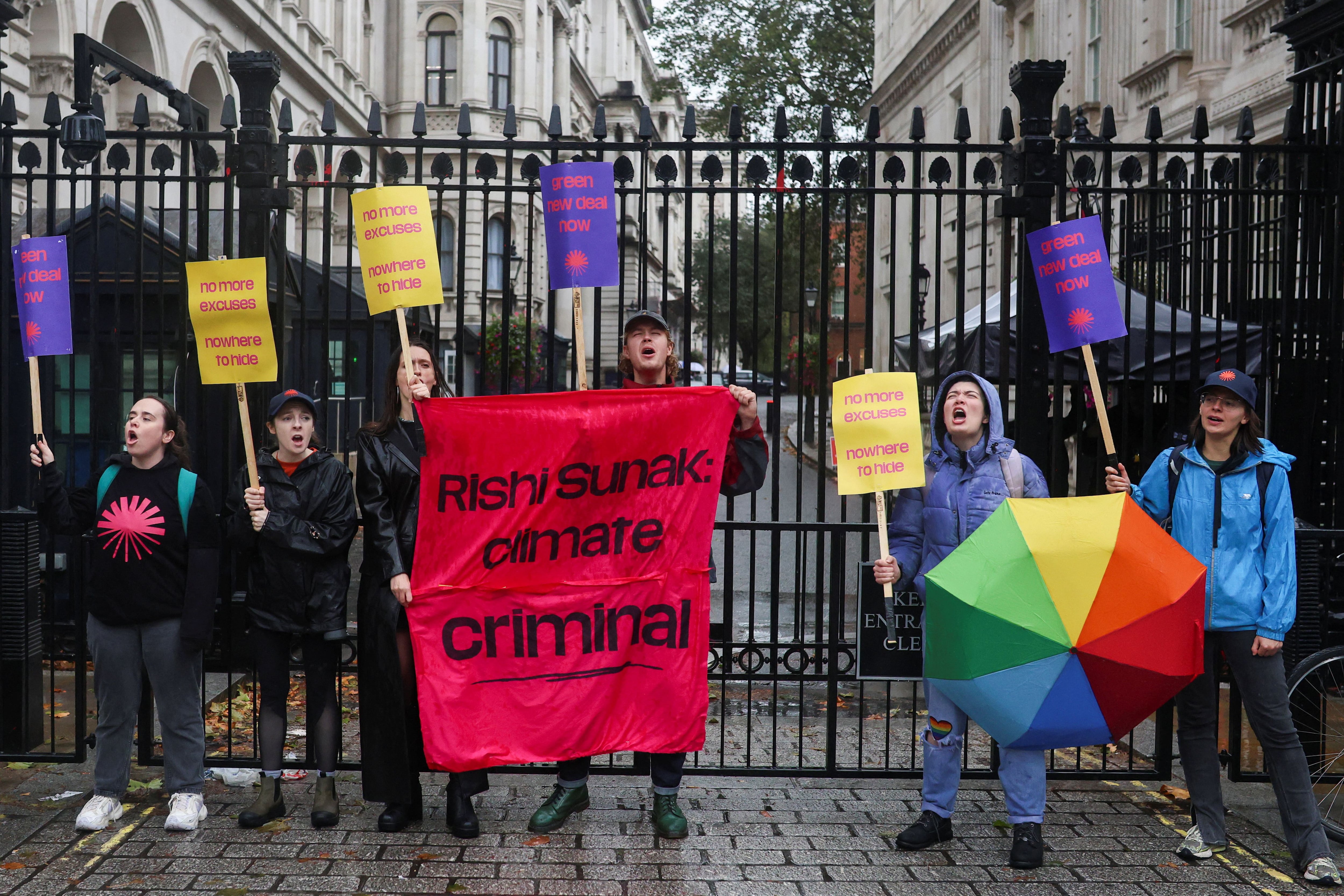 Activistas climáticos protestan en Londres  (REUTERS/Susannah Ireland)