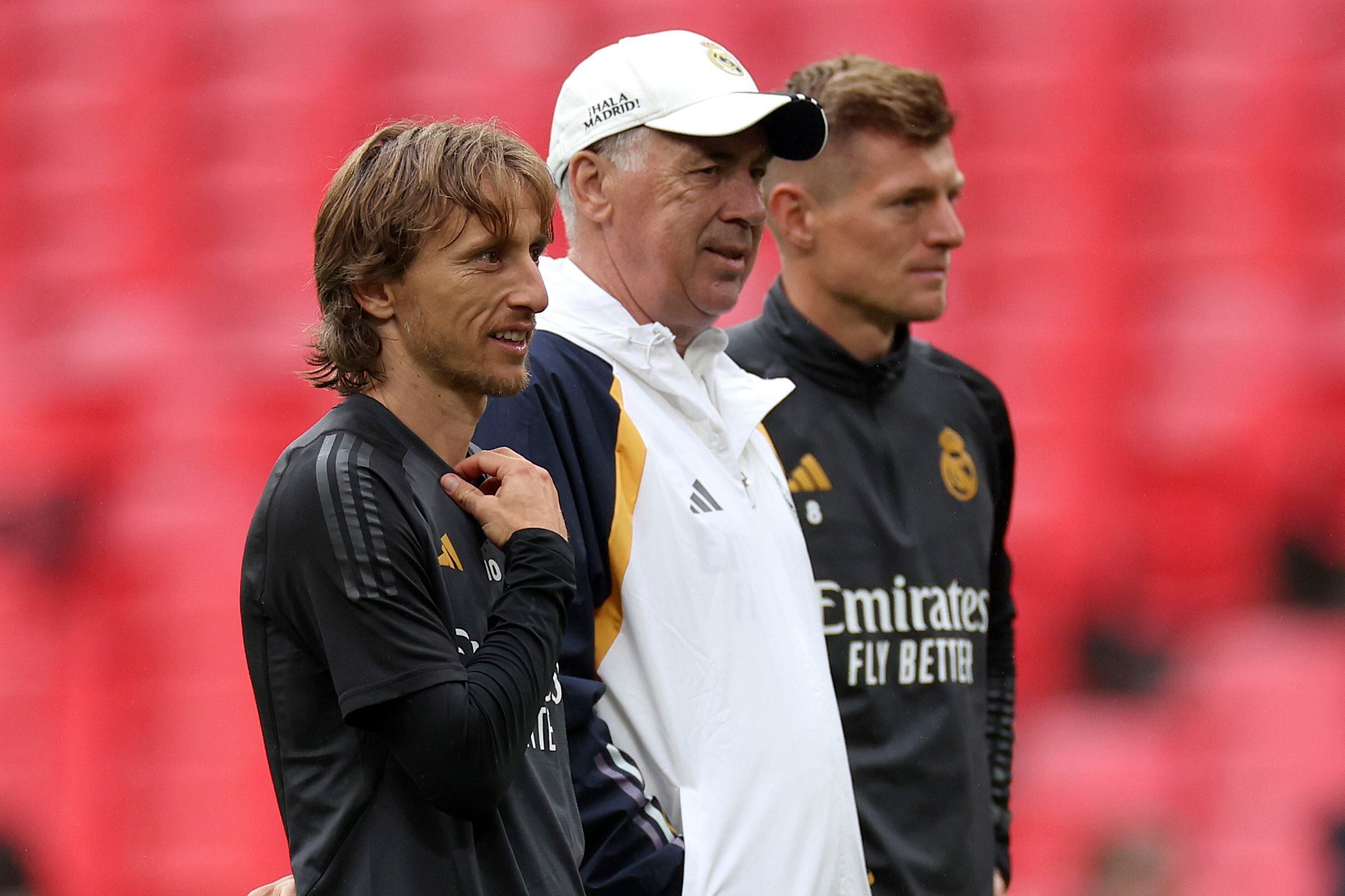 Luka Modric y Toni Kroos, junto al técnico del Real Madrid, Carlo Ancelotti (AP Foto/Ian Walton)