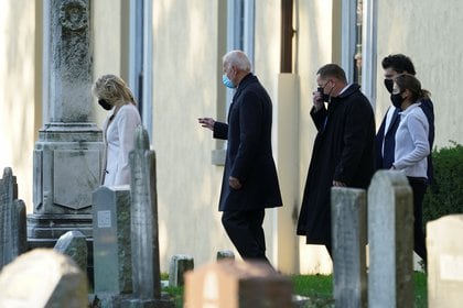 Joe Biden y su esposa.  REUTERS / Kevin Lamarque