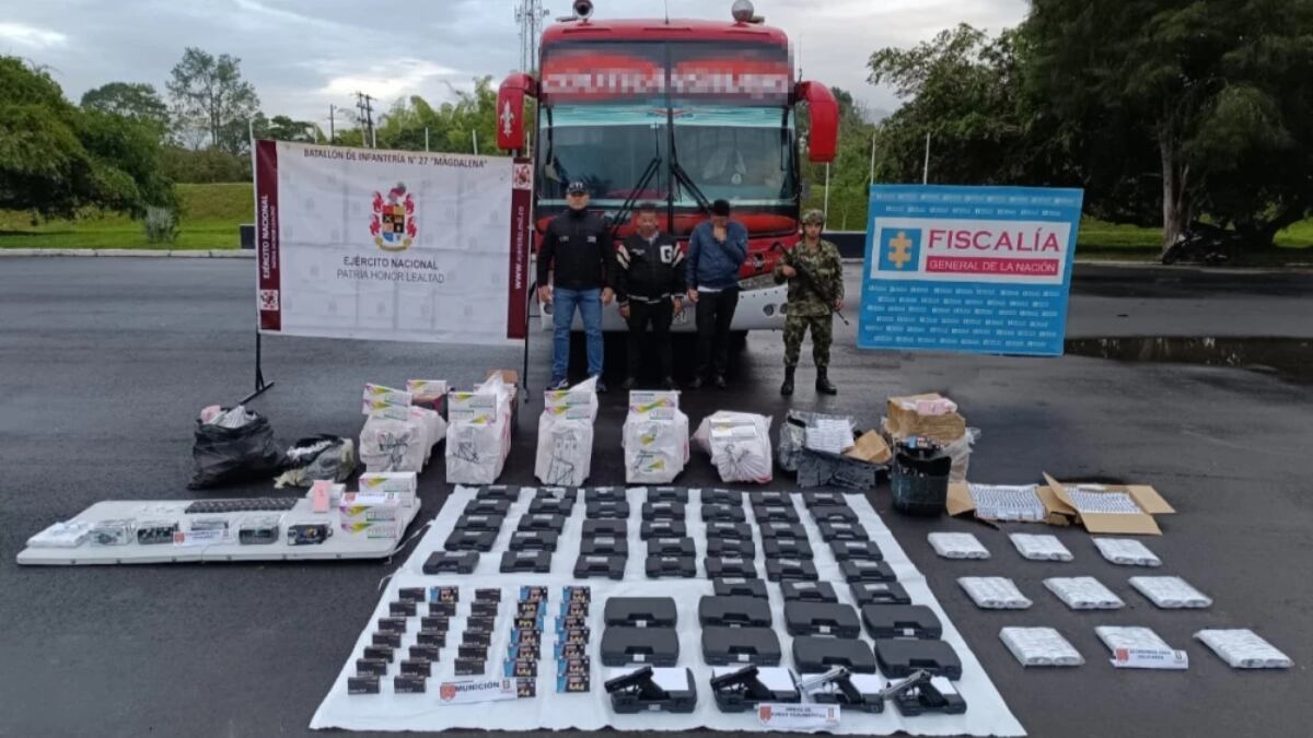 Encontraron Un Arsenal En Un Bus De Servicio Público Unas 50 Armas Fueron Decomisadas En 5203