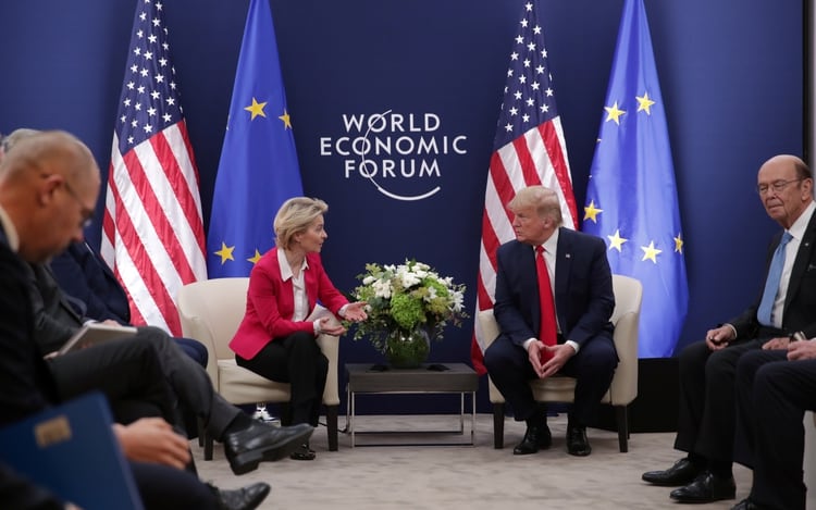 Trump durante una reunión con la presidente de la Comisión Europea, Ursula von der Leyen, en Davos (REUTERS/Jonathan Ernst)