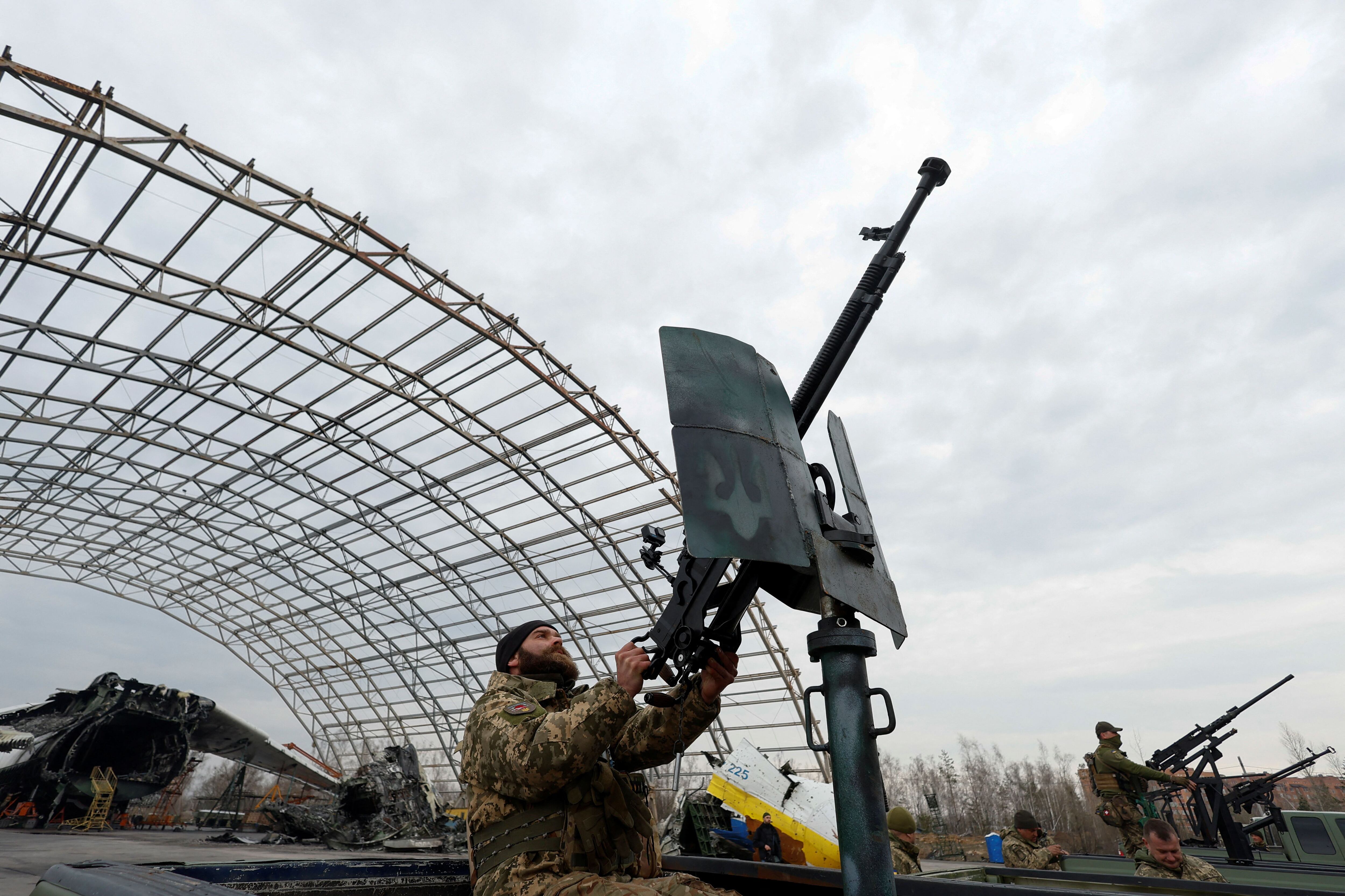 Sistemas de defensa aérea en Hostomel, en la región de Kiev (Reuters/archivo)