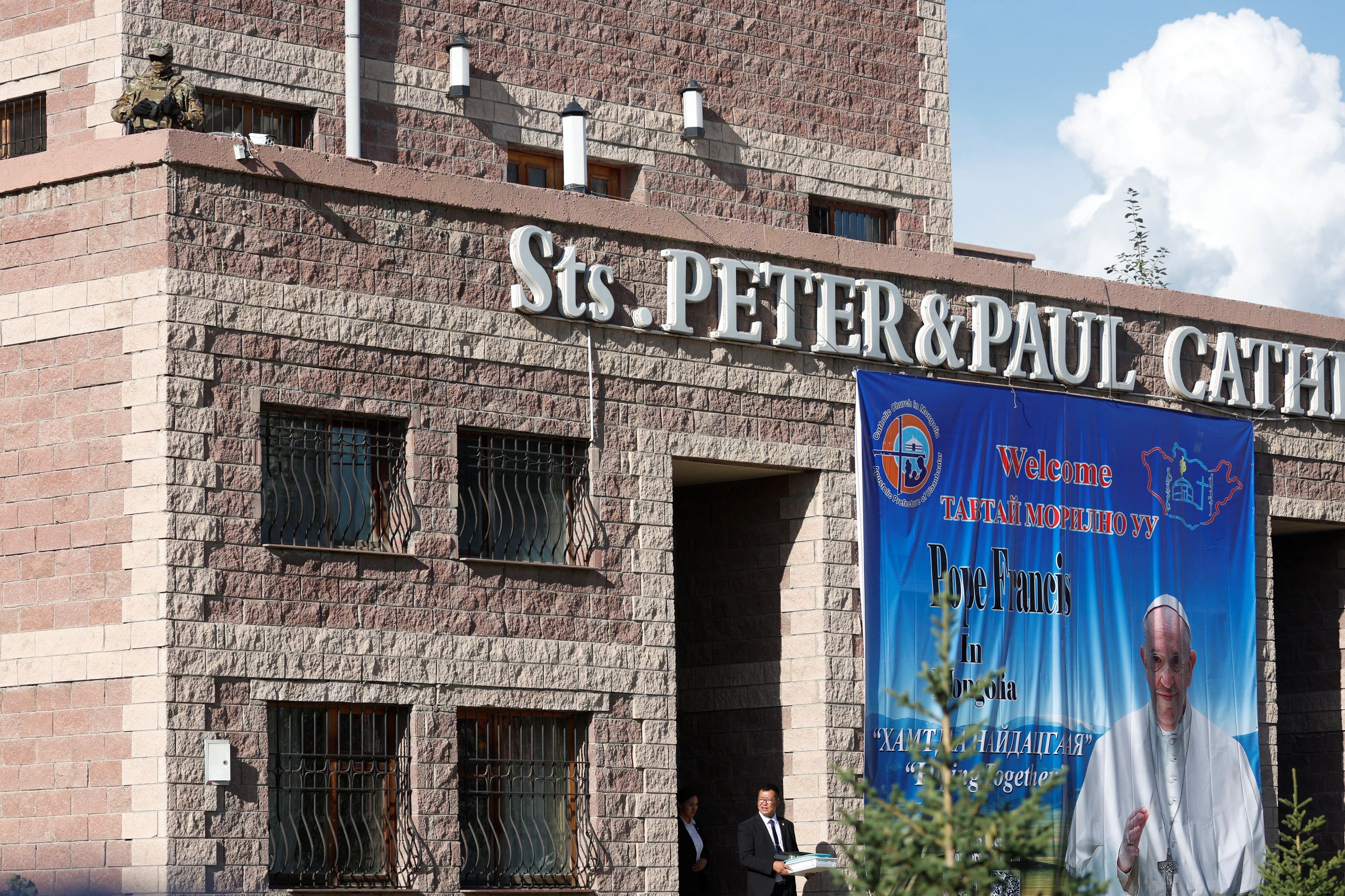 Miembros de seguridad montan guardia en el exterior de la Catedral de San Pedro y San Pablo el día en que el papa Francisco se reúne con obispos, sacerdotes, misioneros, personas consagradas y agentes de pastoral en la catedral, durante su Viaje Apostólico en Ulán Bator, Mongolia 2 de septiembre de 2023. REUTERS/Carlos García Rawlins