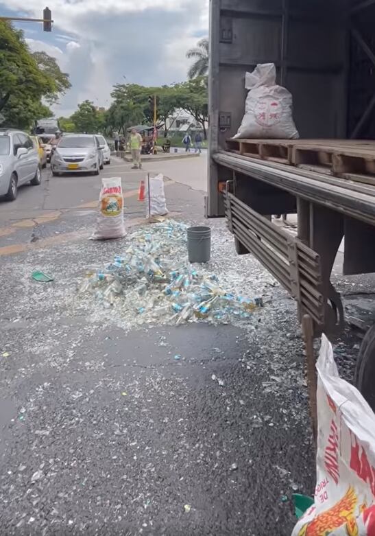 Los trabajadores de la empresa de cerveza recogieron los escombros que dejó el incidente - crédito red social X